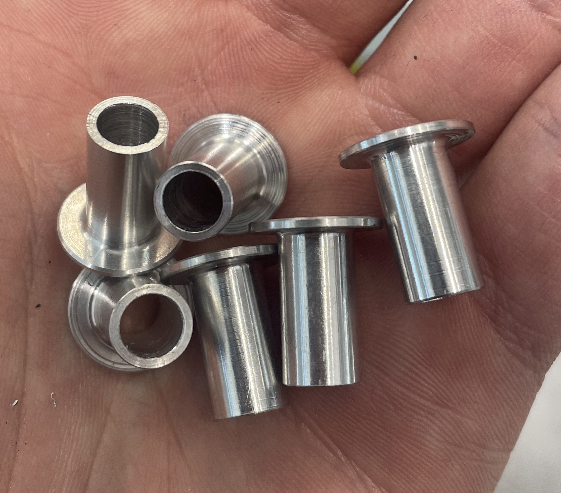 T hat spacers